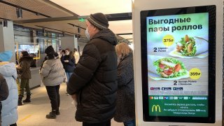 В руския OLX дори се появиха бургери и пайове от McDonald's