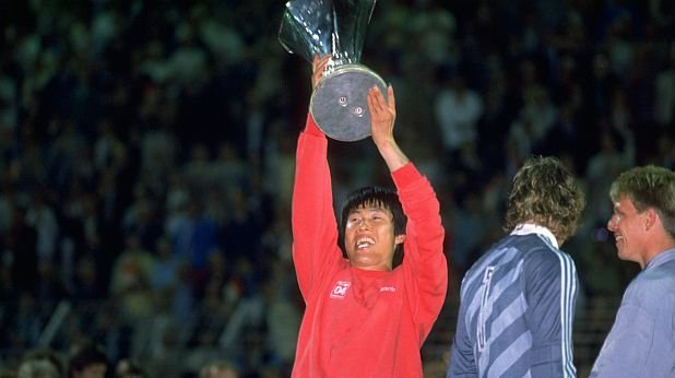 Ча Бум-Кун с току-що спечелената си втора Купа на УЕФА - през 1988 г. с екипа на Байер
