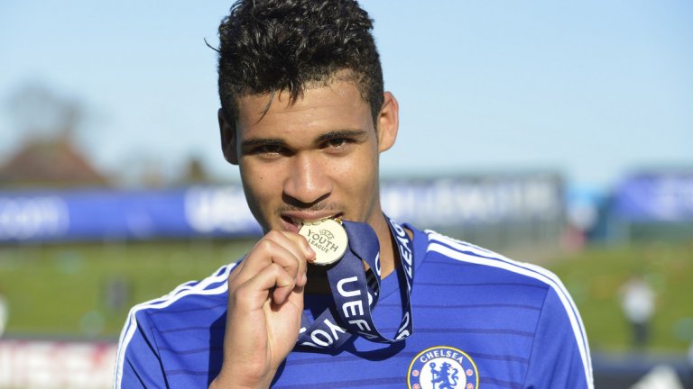 Доминик Соланке е двукратен носител на младежката ФА Къп, шампион в младежката Шампионска лига и на Европейското първенство до 17 г.