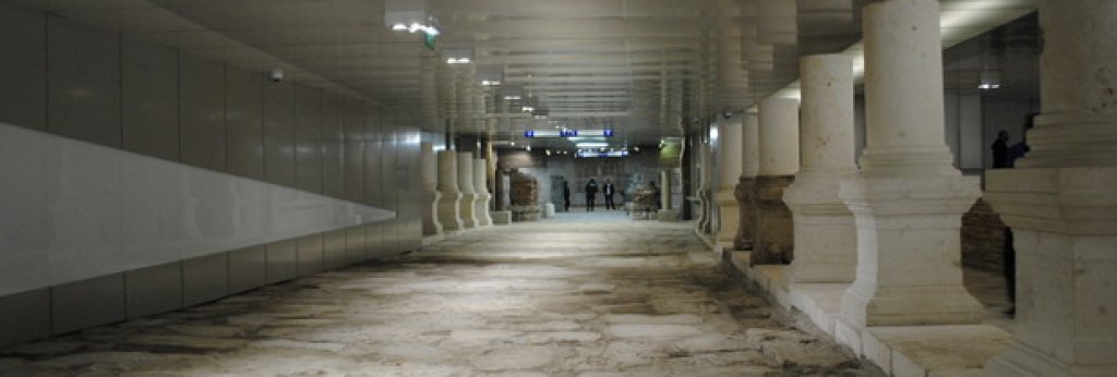 Ако пресичате подлеза между Министерски съвет и Президентството, погледнете встрани. Вместо ограда, имате съвсем различна гледка - Декуманус Максимус - главната улица на Антична Сердика, която е една от най-добре запазените находки.
Правят впечатление репликите на колони. Смята се, че всъщност става дума за закрита колонада, като целта е била да се предпазват минувачите от дъжд. Именно там се е намирала източната градска порта на Сердика.
Според исторически свидетелства император Константин Велики вървял по улицата и казвал, че "Сердика е моят Рим".