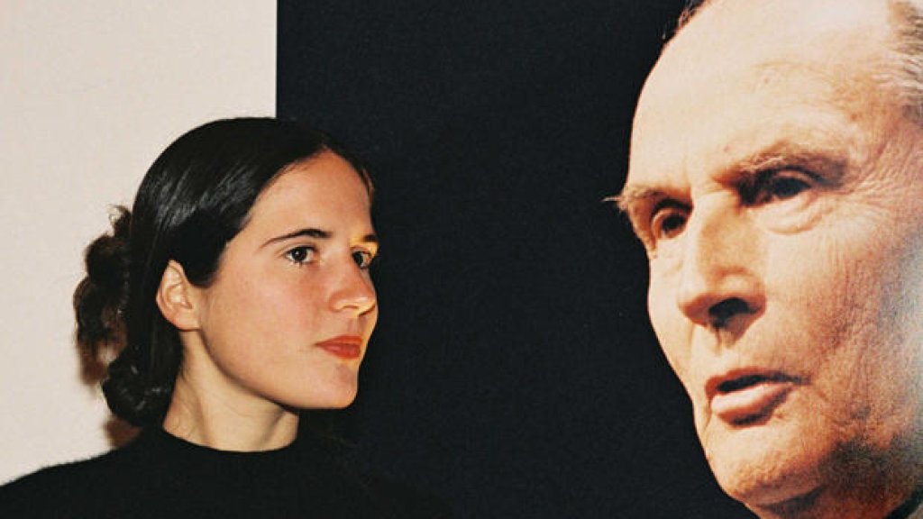 mazarine_devant_le_portrait_de_son_pere_reference