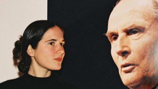 mazarine_devant_le_portrait_de_son_pere_reference