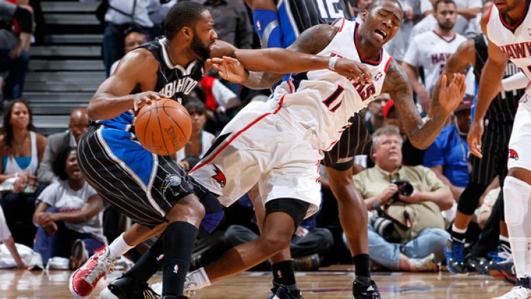 Гилбърт Аринас
 Беше баскетболист в НБА от 2001 до 2012 г. в отборите на Голдън Стейт Уориърс, Вашингтон Уизардс, Орландо Меджик и Мемфис Гризлис
 Аринас успя да разруши кариерата си с най-различни провинения. Но когато се сби със съотборника си от Вашингтон, Джаварис Критънтън, в съблекалнята, а след това двамата извадиха пистолети един срещу друг, чашата преля.
