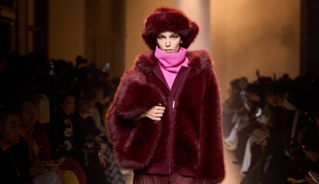 Нюансите на бордото

Този сезон бордото заема водеща роля в гардероба, придавайки дълбочина и елегантност на всяка визия. Тъмночервените нюанси са идеални както за зимните палта и плетива, така и за вечерни тоалети. Комбинирайте ги с неутрални тонове като бежово или кремаво за изискан ефект или с тъмносиньо и черно за по-драматична визия.