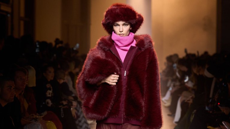 Нюансите на бордото

Този сезон бордото заема водеща роля в гардероба, придавайки дълбочина и елегантност на всяка визия. Тъмночервените нюанси са идеални както за зимните палта и плетива, така и за вечерни тоалети. Комбинирайте ги с неутрални тонове като бежово или кремаво за изискан ефект или с тъмносиньо и черно за по-драматична визия.