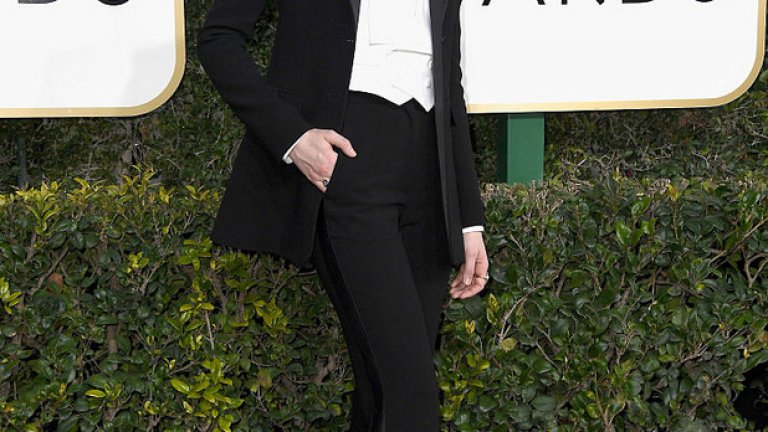 Акстисата от "Западен свят" Евън Рейчъл Ууд се появи, облечена в костюм