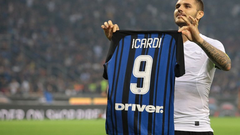 Мауро Икарди "просна" фланелката си, след като донесе победата за Интер с гол от дузпа в последните секунди