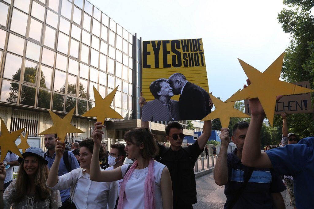 "Масово затваряне на очи" пред германското посолство в София