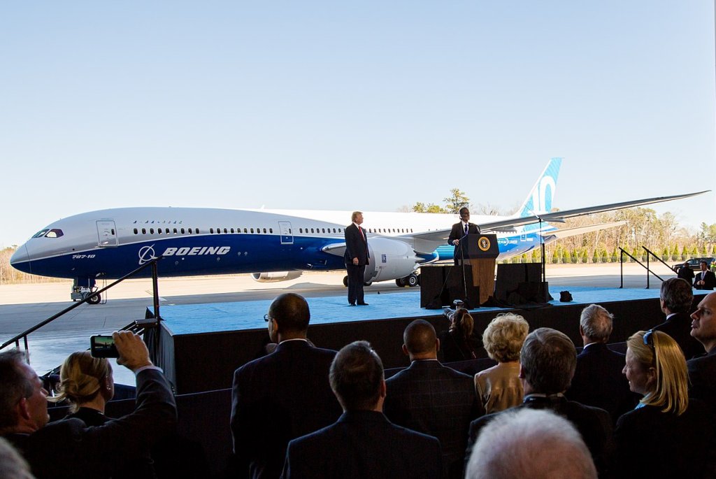 1280px-Boeing_787-10_rollout_with_President_Trump_(32335755473)_(cropped) (1)