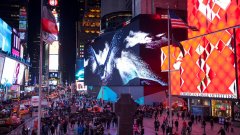 Този осеметажен дигитален екран е един от най-големите билборди в света. Той се намира на Таймс Скуеър и наемът му е 2,5 млн. долара за четири седмици. Можете ли да познаете кой беше първият рекламодател там? Google. 
