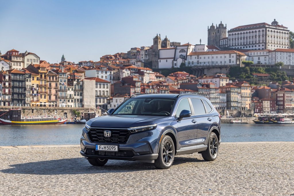 Honda CR-VТози plug-in хибрид беше обявен още през 2023 г., но доставките ще започнат в началото на другата година. Автомобилът е със задвижване на предните гуми и около 85 километра пробег на електричество. В софтуера му освен стандартните режими на шофиране има и такъв за пресечен терен, което обещава и добро офроуд представяне.
Заедно с това от Honda обещават най-безопасното пътуване благодарение на подсиленото шаси и новата конструкция на купето. Honda CR-V ще се предлага и в стандартен хибриден вариант.