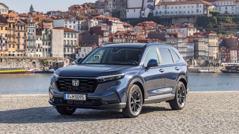 Honda CR-VТози plug-in хибрид беше обявен още през 2023 г., но доставките ще започнат в началото на другата година. Автомобилът е със задвижване на предните гуми и около 85 километра пробег на електричество. В софтуера му освен стандартните режими на шофиране има и такъв за пресечен терен, което обещава и добро офроуд представяне. 
Заедно с това от Honda обещават най-безопасното пътуване благодарение на подсиленото шаси и новата конструкция на купето. Honda CR-V ще се предлага и в стандартен хибриден вариант.