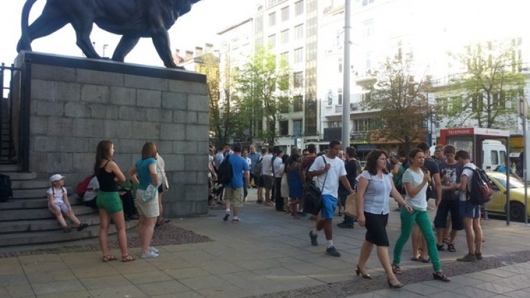 Мястото на срещата остава непроменено и след 4 години: всеки ден от 11 и 18 часа