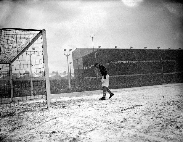 Берт Тротман е вероятно най-голямата легенда в историята на Манчестър Сити. Германският вратар тук е извърнал лице от играта, защото снегът вее в него на стадион "Мейн Роуд" в мач за Купата на ФА срещу Лутън. Сити печели с 2:0 и стига финала. В него Тротман играе с пукнат прешлен! 