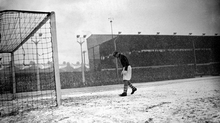 Берт Тротман е вероятно най-голямата легенда в историята на Манчестър Сити. Германският вратар тук е извърнал лице от играта, защото снегът вее в него на стадион "Мейн Роуд" в мач за Купата на ФА срещу Лутън. Сити печели с 2:0 и стига финала. В него Тротман играе с пукнат прешлен! 
