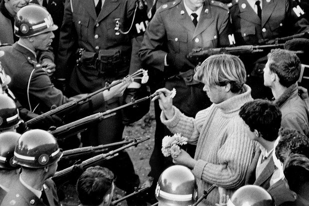 Пацифисткото движение в САЩ през 60-те години на миналия век стана повод за много запомнящи се снимки. Сред тях е тази на фотографа на Националната гвардия Бърни Бостън, който се изправя срещу тълпа протестиращи срещу войните в близост до Пентагона