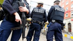 Германска полицайка е била простреляна в главата на спирка на надземното метро в Мюнхен. 