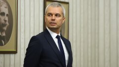 Преди три месеца лидерът на "Възраждане" Костадин Костадинов внесе 600 000 подписа
