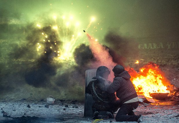 22 януари, Киев: Протестите в украинската столица доведоха до кървавото сваляне от власт на президента Виктор Янукович, след като сблъсъците на площада взеха над 100 жертви.
