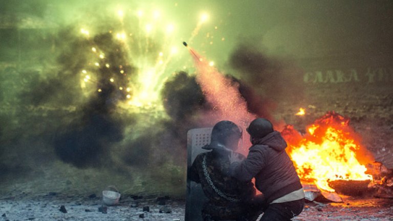 22 януари, Киев: Протестите в украинската столица доведоха до кървавото сваляне от власт на президента Виктор Янукович, след като сблъсъците на площада взеха над 100 жертви.