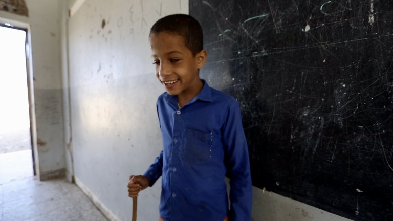 Ахмед и останалите ученици често чуват звуците на оръжие и бомбардировки