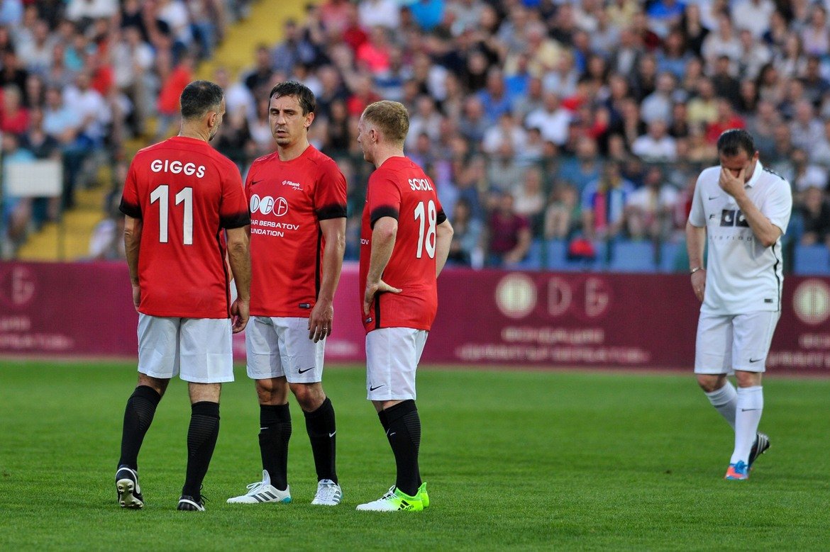Три легенди на Юнайтед - Гигс, Скоулс и Гари Невил, обсъждат тактиката на червения тим