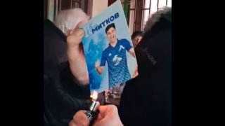 Фенове на Левски гориха снимка на футболист, клубът застана зад него