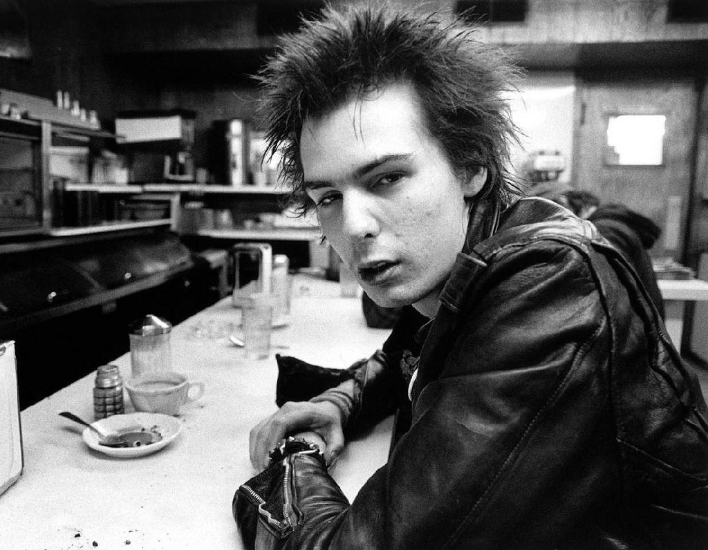 Сид Вишъс 
През 1978 басистът на пънк бандата Sex Pistols наръгва с нож приятелката си Нанси. Срещу него са повдигнати обвинения, но Сид умира от свръхдоза. 