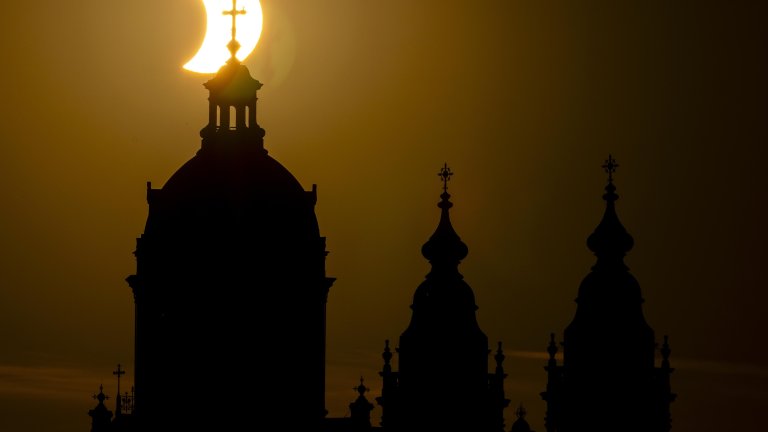 Първото слънчево затъмнение за века в Европа (Снимки)