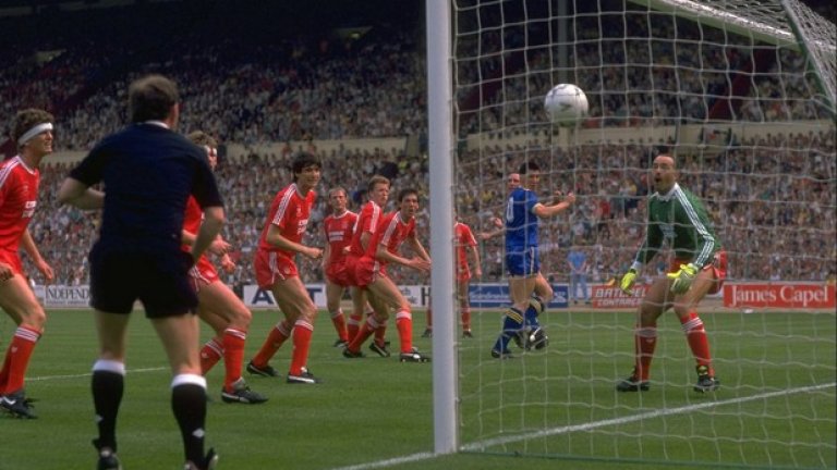 Луд момент за Лудата банда. Лоури Санчес вкарва победния гол срещу Ливърпул през 1988 г.