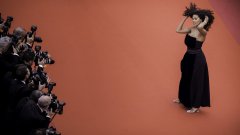 Тина Кунаки блестеше на премиерата на "Les Miserables" (ГАЛЕРИЯ)