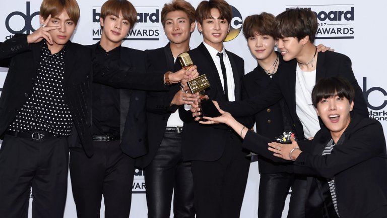 BTS са носители на повече от 25 титли от Световните рекорди на Гинес. Някои от тях са за „Най-слушана група в Spotify“, „Най-следвана музикална група в Instagram“ със 74 милиона последователи, и „Най-следвана музикална група в Tik Tok“ с над 60 милиона.