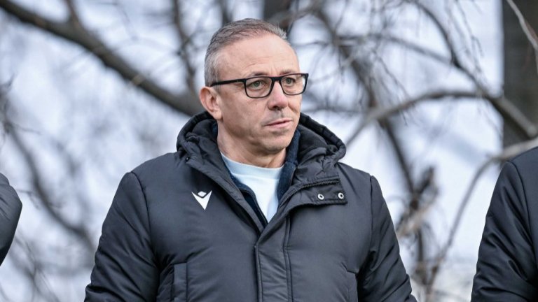 Вижте пълния списък на Илиан Илиев за мачовете с Кипър и Гърция