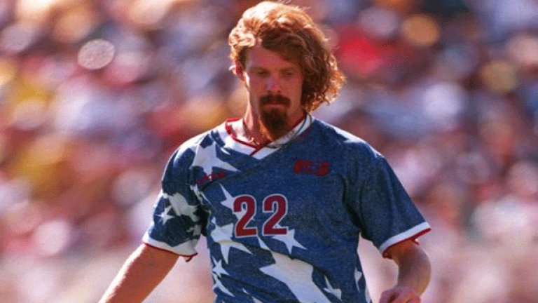 4. САЩ (1994)
В домакинското си Световно първенство американците се появиха с такива синьо-сиви фланелки с бели звезди. Самите футболисти на САЩ избухнали в смях, когато за пръв път видели предложените екипи, а един от тях помислил, че някой им прави номер.