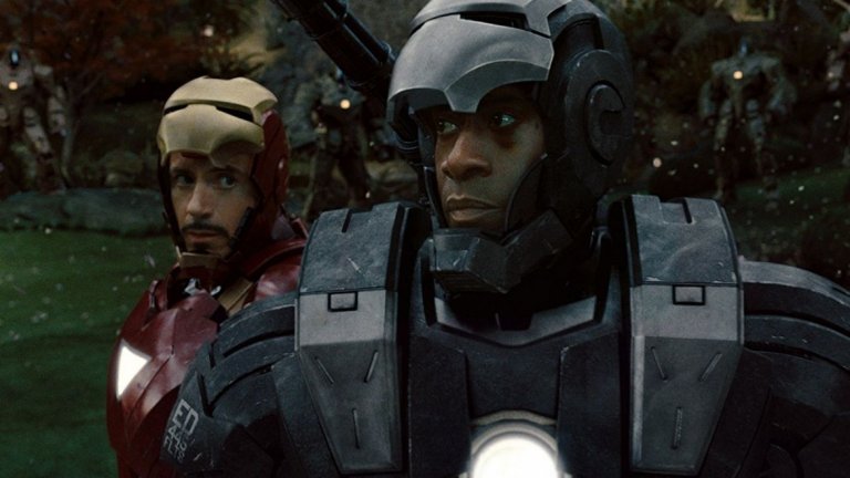 3. Iron Man 2 (Железният човек 2, 2010)
Да се опитваш да приватизираш световния мир не е лесна задача и Тони Старк разбира това. Светът вече знае, че той е Железният човек. Врагове от миналото и настоящето му се събират в опит да го свалят от пиадестала му. Тони им помага, като отблъсва дори най-близките си и се опитва да намери начин да се пребори с натравянето, което получава от системата, поддържаща го жив. Този път обаче ще намери и изненадващи съюзници.
Дебютът на Скарлет Йохансон като Черната вдовица е тук, като в този филм тя е може би най-секси. Добавете и Мики Рурк като злодея Иван Ванко (да, наистина така се казва) и пресният носител на "Оскар" Сам Рокуел и се получава малко претъпкан филм.