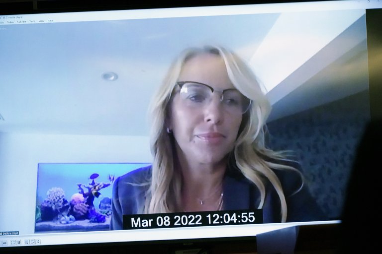 Медицинската сестра Деби Лойд, която свидетелства чрез видеовръзка