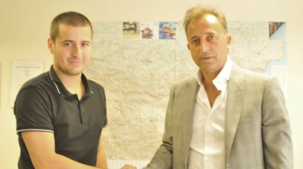 Звездата на румънското първенство си стисна ръката с изпълнителния директор на ЦСКА Венцислав Живков и вече е играч на "армейците"