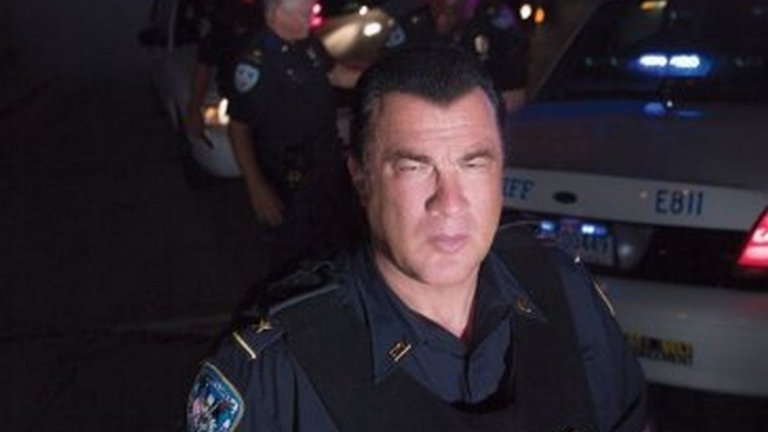 9. Работил е и като шериф
Сегал е бил заместник шериф в малката община Джеферсън в американския щат Луизиана. Присъединява се към силите на реда в края на 80-те по покана на тогавашния шериф. През 2008-а тази му "професия" също намира място на екран в риалити шоуто "Steven Seagal: Lawman". Шоуто оцелява два сезона, въпреки заведено дело срещу актьора. Преди старта на третия сезон обаче от телевизионната мрежа A&E изненадващо премахват всякаква информация за него. В крайна сметка сезонът стартира през 2014-а, но по друга мрежа.