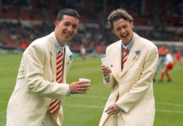 Двама велики от Ливърпул - Роби Фаулър и Стив Макманамън на "Уембли" преди финала за ФА къп през 1996-а. Кремавите костюми не донесоха късмет на мърсисайдци, които изпуснаха трофея след поражение с 0:1 след гол на Ерик Кантона
