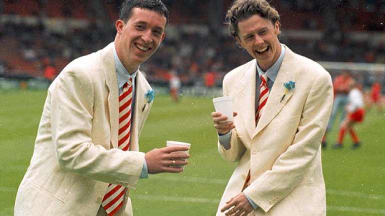 Двама велики от Ливърпул - Роби Фаулър и Стив Макманамън на "Уембли" преди финала за ФА къп през 1996-а. Кремавите костюми не донесоха късмет на мърсисайдци, които изпуснаха трофея след поражение с 0:1 след гол на Ерик Кантона