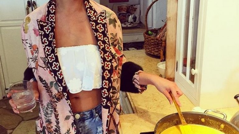 В общия им дом в Лос Анджелис, където наскоро двойката се премести от Ню Йорк, кухнята е нещо като храм и е едно от най-внимателно обзаведените и вечно живи помещения у дома им.