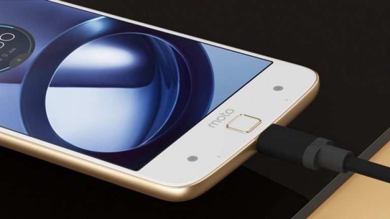 6. Motorola Moto Z / Moto Z Play
+ Идейни модулни аксесоари 
+ Сензорът за пръстови отпечатъци не само включва, но и изключва екрана
- Няма 3,5-милиметров аудиожак 
- Модулът на камерата е прекалено издаден, батерията е слаба
Moto Z използва идеята на LG за модулните аксесоари и успява да я усъвършенства с по-добри приставки и по-удобен дизайн. Moto Z е смартфон с Android, който се справя много добре с работата си, а потенциалът му за ъпгрейд с аксесоари в бъдеще е доста обещаващ. 
Магнитните добавки към Moto Z Play го превръщат във впечатляващ фотоапарат, музикален плейър и дори устройство за прожектиране на видео и филми. 
Мoto Z е най-тънкият телефон на пазара, но дизайнът му идва за сметка на по-малката батерия и отстраняването на жака за слушалки - което може да се окаже проблем за някои потребители. Но ако можете да пренебрегнете тези недостатъци, Moto Z е добрата новина на годината.