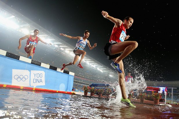 Иво Балабанов (България) е най-вляво на снимката от 2000 м с препятствия на младежката олимпиада в Китай. Нашият представител завърши седми.