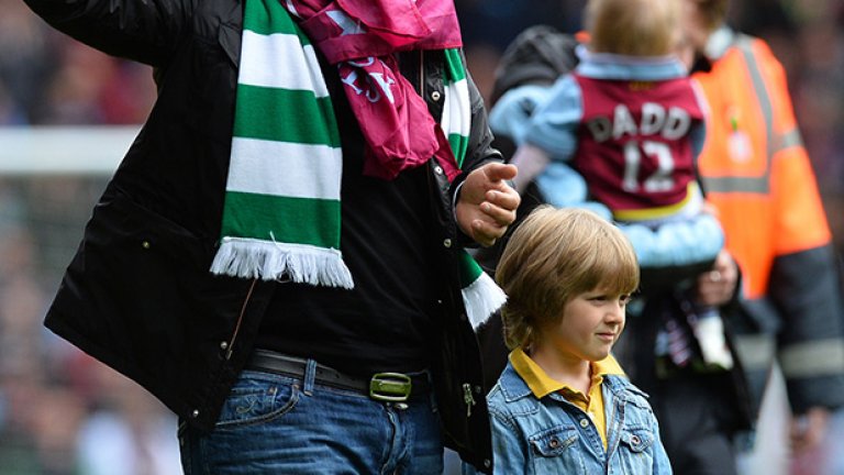 Гледката на играчите с дечицата си по терена е обичайна за английските традиции след последния домакински мач на всеки отбор.