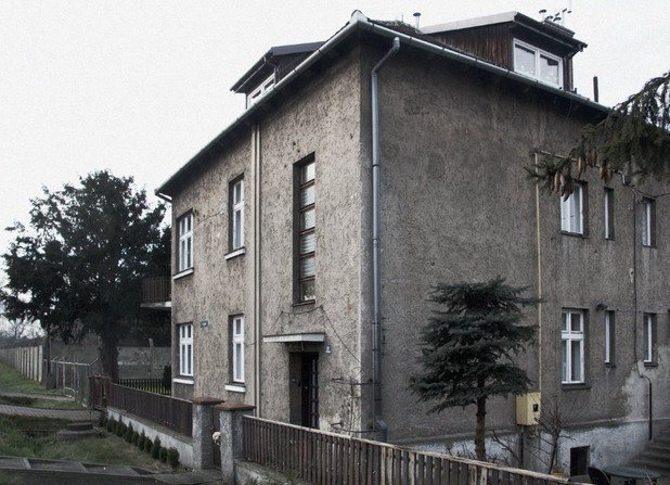 Днес това е жилищна сграда, но по времето на нацизма тук е живеел Рудолф Хьос - комендант на лагера