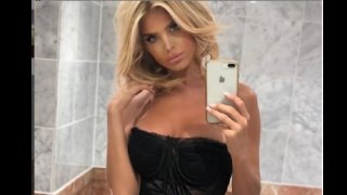 Когато европейка се появи на кориците на световни издания като Playboy, Maxim или Vanity Fair, това безспорно е успех. Но когато повече от 20 години по-късно тя все още изглежда сякаш тепърва ще покорява върхове, то вниманието към нея си заслужава. 
На 19 септември Виктория Силвстед празнува - става на 46 г., които, както сами ще се убедите, не ѝ личат. Напротив - за нея сякаш времето е спряло на върха на кариерата ѝ. 
В галерията може да видите няколко интересни факти за шведската плеймейтка.