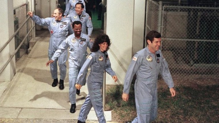 Екипажът на "Челинджър"

На 28 януари 1986 г., на своето десето излитане, совалката се взривява 73 секунди след старта. Всички седем души от екипажа загиват. Последващото разследване установява, че е имало дефект в конструкцията.