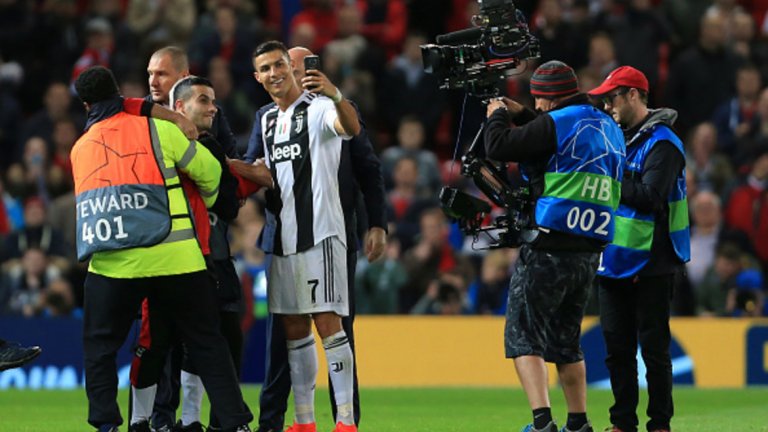 4. Нахлувания на „Олд Трафорд“ 
Девет години по-късно, феновете на Манчестър Юнайтед все още пазят топли чувства към Кристиано Роналдо и двама от тях се опитаха да стигнат до него по време на двубоя във вторник вечер. Първият от тях не успя, след като бе уловен от стюардите, но вторият постигна успех. Ключът в стратегията му бе, че нахлу след края на двубоя, когато Роналдо вече бе доволен от победата. Португалецът сам щракна селфи, докато фенът бе държан от стюардите.