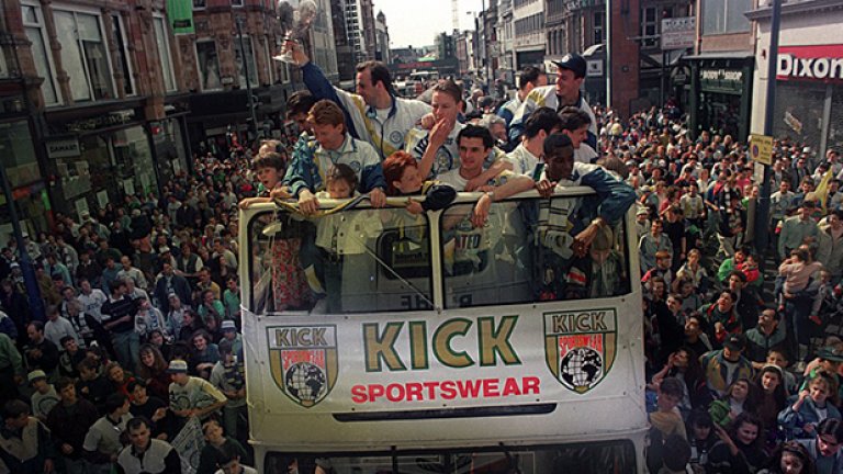 Отборът на Лийдс ликува с шампионската титла през 1992 година на парада по улиците на града. След дълги години суша, златото стана факт по много сладък за феновете начин. Йоркшърци изпревариха Манчестър Юн. в драматична надпревавара за първото място. Гари Макалистър показва трофея, а на снимката се виждат още Гордън Стракън и покойният Гари Спийд.