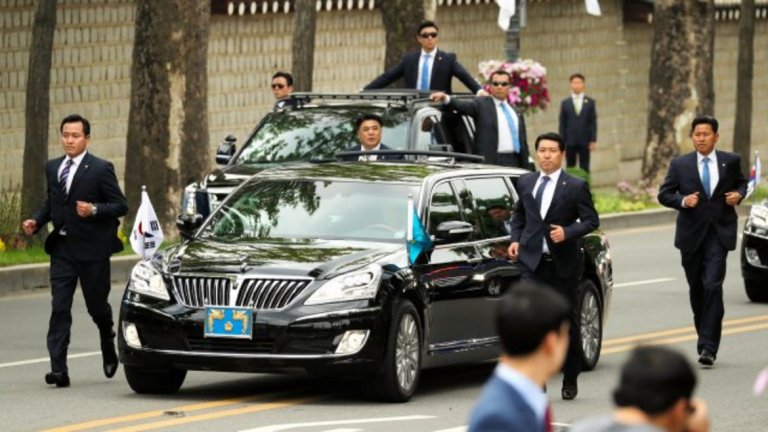 Мун Дже-ин - президент на Южна Корея
Hyundai Equus Stretch Edition

Президентът на Южна Корея Мун Дже-ин прави недвусмислено признание за качествата на националната автомобилна индустрия, като ползва флагмана на Hyundai. Дългият 5,46 метра Equus Stretch Edition е брониран и има вградени автоматични оръжия за отбрана. 